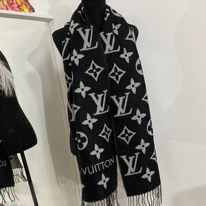 Louis Vuitton Monogram Black and White 100% cashmere scarf